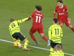 Kepala Wasit Inggris Ungkap Kesalahan Fatal Wasit dalam Laga Liverpool vs Arsenal