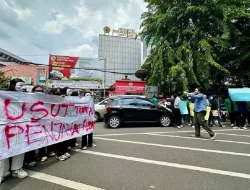 Mahasiswa Bagi 4 Juta Selebaran Tolak Politik Dinasti, Rocky Gerung: yang Ditanam Bukan Kepentingan Rakyat, tapi Keluarga