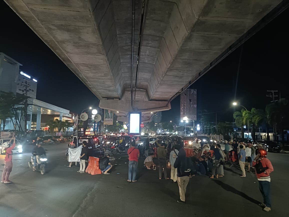 Keterangan: Aktivis dari berbagai latar belakang di Jalan AP Pettarani, Kecamatan Rappocini, kota Makassar, pada Jumat (9/2/2024) malam (Foto: Muhsin/fajar)