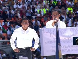 Baca Spanduk Rakyat di Kumpul Akbar JIS, Anies: Pajak Naik, Eh Malah Joget-joget