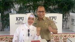 Wali Kota Makassar Danny Pomanto bersama istirnya, Indira Yusuf Ismail usai melakukan pencoblosan (Foto: Arya/Fajar)