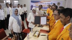 MENDAFTAR.Calon rektor Universitas Negeri Makassar mewakili Suara Perempuan,Prof Hasmiaty saat melakukan pendaftaran di lantai 14 menara Phinisi Senin,5 februari 2024---Nurhadi/Fajar