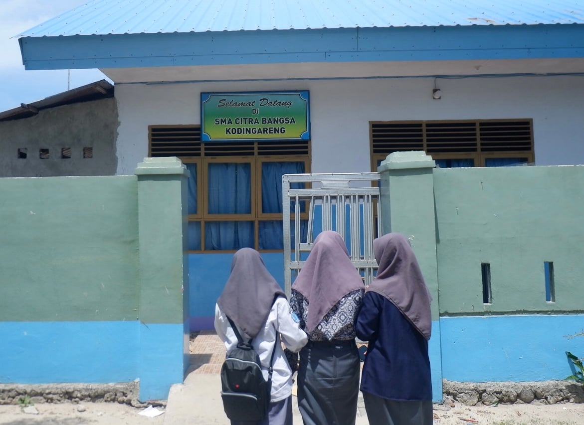 Tiga siswa SMA Citra Bangsa, Kodingareng saat memasuki gerbang sekolah (Foto: Arya/Fajar)
