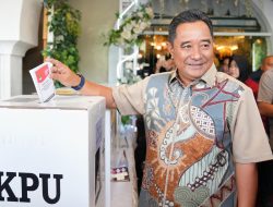 Nyoblos di TPS 001 Sawerigading Makassar, Pj Gubernur Bahtiar: Sesuai Apa yang Kita Rencanakan 