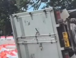 Pecah Ban, Mobil Box di Makassar Terguling dan Muatannya Berceceran