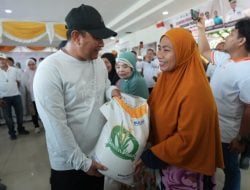 Pj Gubernur Bahtiar Salurkan Bantuan Pangan untuk Warga Kurang Mampu