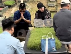 Haji Faisal Ziarahi Makam Febri Adriansyah dan Vanessa Angel, Fuji Kemana?