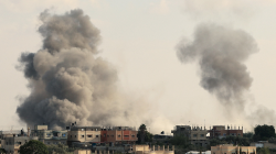 SERANGAN BRUTAL. Asap pekat mengepul di wilayah Rafah, Palestina. Israel makin brutal menyerang sipil dan ambulans. (SAID KHATIB/AFP)