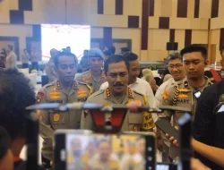 Masuk Kampus, Wakapolri Serahkan 120 Beasiswa kepada Mahasiswa di Makassar