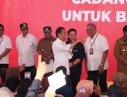 Bagikan Bantuan Pemerintah ke Warga Maros, Jokowi Bilang Beras Mahal Gara-gara Cuaca