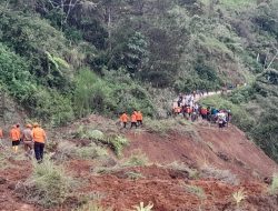 Kedalaman Longsor di Bastem Utara Kabupaten Luwu 100 Meter, Akses Jalan Terputus Total