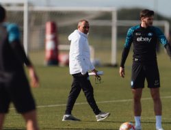 Pelatih Calzona Bilang tak takut Barcelona, Kapten Napoli Minta Hati-hati dan Jernihkan Pikiran