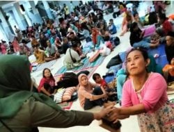 Korban Banjir di Demak Sahur Pakai Sisa Berbuka, Jokowi Sibuk Bagi Bansos di Sumut, Loyalis Ganjar: Persiapan Bobby Kah?