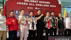 Para atlet badminton Jonatan Christie, Fajar Alfian, Muhammad Rian Ardianto dan Antony Sinisuka Ginting ganda yang telah berjuang dalam turnamen All England 2024 di Birmingham tiba di Bandara Soekarno-Hatta, Tangerang, Banten, pada Senin malam. ANTARA/Azmi Samsul Maarif.