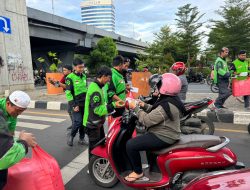 Mitra-mitra Gojek di Makassar Berbagi Takjil