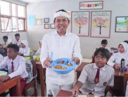 Dedi Mulyadi Pamer Makan Siang yang Dibuat Ibu Siswa, Said Didu: Bagaimana Kalau Dipakai Beli Skincare?