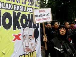 Pendemo Tolak Hasil Pilpres 2024 Bakar Baliho Bergambar Jokowi, Relawan Prabowo Beri Respons Menohok