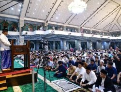 Pj Gubernur Bahtiar Sampaikan Gerakan Berbagi Bahagia dalam Tarawih Malam Kedua Ramadan di Masjid Al-Markaz