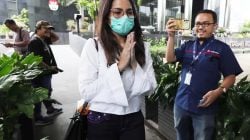 TERIMA TRANSFER. Finalis Indonesian Idol 2014 Windy Yunita Bastari Usman atau Windy Idol meninggalkan Gedung KPK usai menjalani pemeriksaan, Selasa (19/9/2023). KPK menetapkannya sebagai tersangka, Selasa (5/3/2024).(FEDRIK TARIGAN/ JAWA POS)