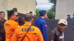 Petugas gabungan berhasil menemukan jasad santri asal Kecamatan Ciranjang, Cianjur, Jawa Barat yang dilaporkan hilang terbawa arus Sungai Cibogo, Sabtu (16/3/2024). ANTARA/Ahmad Fikri