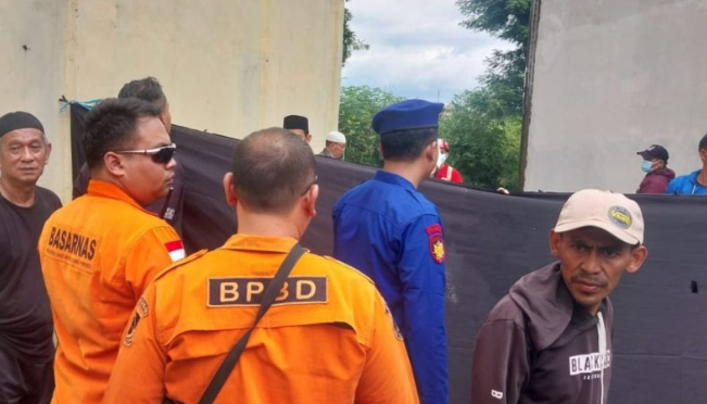 Petugas gabungan berhasil menemukan jasad santri asal Kecamatan Ciranjang, Cianjur, Jawa Barat yang dilaporkan hilang terbawa arus Sungai Cibogo, Sabtu (16/3/2024). ANTARA/Ahmad Fikri