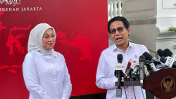 Menteri Desa, Pembangunan Daerah Tertinggal dan Transmigrasi Abdul Halim Iskandar bersama Menteri Ketenagakerjaan Ida Fauziyah memberikan keterangan pers di Istana Kepresidenan Jakarta, Senin (18/3/2024). (ANTARA/Yashinta Difa)