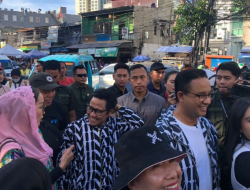 Anies Baswedan dan Muhaimin Iskandar Ikut Berburu Takjil Jelang Buka Puasa