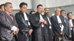 Wakil Ketua Tim Pembela Prabowo-Gibran Otto Hasibuan (tengah) menjawab pertanyaan awak media di Gedung Mahkamah Konstitusi, Jakarta, Rabu (27/3/2024). ANTARA/Nadia Putri Rahmani