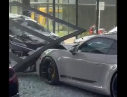 Mobil Porche Ditabrak Pengendara XPander, Warganet: Semoga yang Nabrak Tidak Ada Cicilan