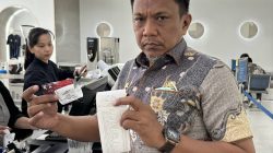 Kepala BPKAD Muh Dakhlan menunjukkan penggunaan KKPD