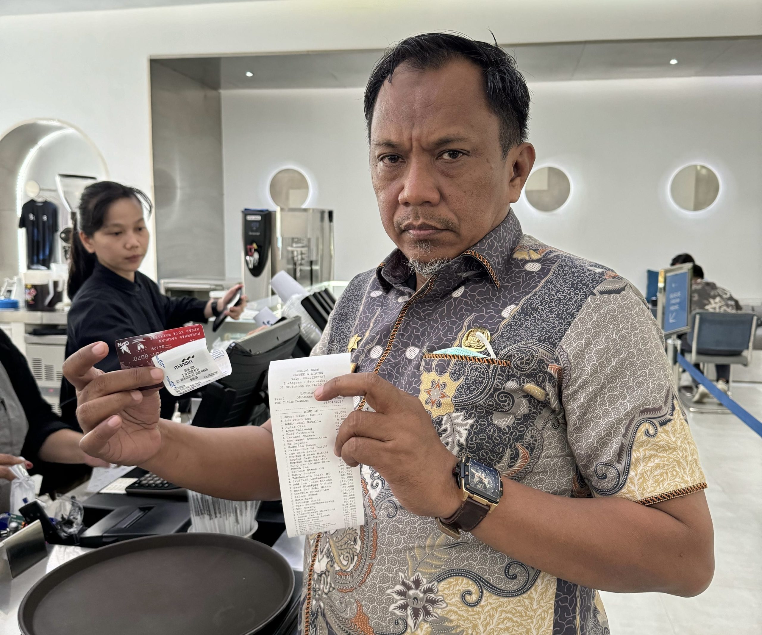 Kepala BPKAD Muh Dakhlan menunjukkan penggunaan KKPD