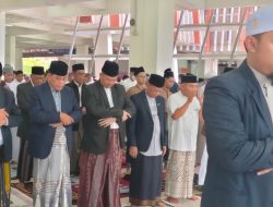 Rektor UNM Salat Idulfitri Bersama Ribuan Warga dan Civitas Akademika di Pelataran Pinisi