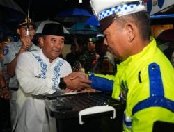 Pj Gubernur Sulsel Bahtiar Bagikan Paket Lebaran
