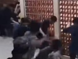 Bagi-bagi THR di Masjid Raya Makassar Diwarnai Tawuran Sandal