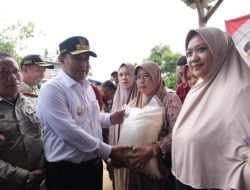 Pj Gubernur Bahtiar Kunjungi Lokasi Banjir di Suli, Beri Bantuan Sembako ke Warga Terdampak