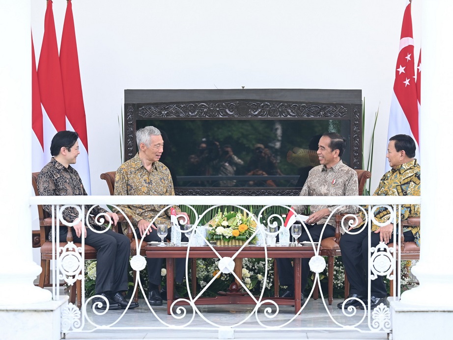 KERJA SAMA. Perdana Menteri Singapura Lee Hsien Loong bertemu dengan Presiden Joko Widodo di Istana Kepresidenan Bogor, Jawa Barat, Senin, 29 April. Jokowi didampingi Prabowo, sementara Lee ditemani Wakil PM Lawrence Wong.(Kris/Setpres/Jawa Pos)