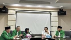 AMBIL SIKAP. Pihak Yayasan Wakaf UMI, Rektor UMI, serta kuasa hukum UMI menggelar press conference terkait kasus penggelapan dana yang dilakukan Prof Basri Modding saat menjabat, di Menara UMI, Jumat, 19 April 2024.(DEWI SARTIKA/FAJAR)