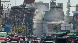 Sebuah bangunan tempat tinggal di Hualien terlihat miring setelah gempa kuat melanda Taiwan. (Xinhua)