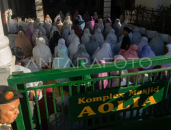 Jemaah Masjid Ini Gelar Salat Idulfitri Duluan