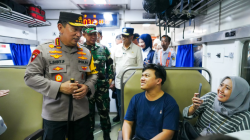 Kapolri Jenderal Listyo Sigit Prabowo berbincang dengan penumpang kereta api di Stasiun Pasar Senen. (Mabes Polri untuk JawaPos.com)