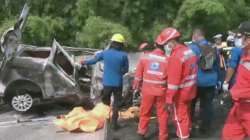 Evakuasi korban kecelakaan di KM 58 Tol Jakarta-Cikampek hari ini, Senin (8/4). Foto: ANTARA/Ali Khumaini