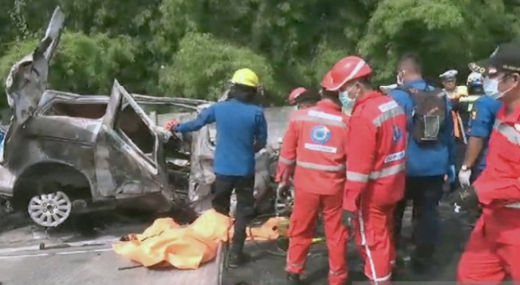 Evakuasi korban kecelakaan di KM 58 Tol Jakarta-Cikampek hari ini, Senin (8/4). Foto: ANTARA/Ali Khumaini
