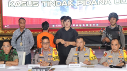 Kapolresta Denpasar Kombes Wisnu Prabowo mengungkap kronologi penangkapan Anandira Puspita, 34, istri anggota TNI dari satuan Kesdam IX/Udayana Lettu CKM drg. Malik Hanro Agam di Polresta Denpasar, Senin (15/4). Foto: Humas Polresta Denpasar