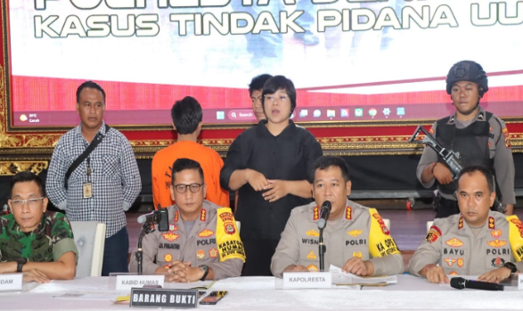 Kapolresta Denpasar Kombes Wisnu Prabowo mengungkap kronologi penangkapan Anandira Puspita, 34, istri anggota TNI dari satuan Kesdam IX/Udayana Lettu CKM drg. Malik Hanro Agam di Polresta Denpasar, Senin (15/4). Foto: Humas Polresta Denpasar