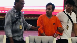 Satreskrim Polresta Denpasar menggiring tersangka Hari Soeslistya Adi (38) dalam kasus pelanggaran Informasi dan Transaksi Elektronik (UU ITE) usai menggelar konferensi pers di Mapolda Bali, Denpasar, Senin (15/4/2024). ANTARA/Rolandus Nampu