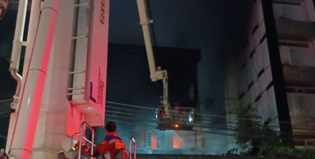 Petugas sedang memadamkan api yang membakar sebuah ruko di Jalan Mampang Prapatan, Jakarta, Jumat (19/4/2024). ANTARA/Khaerul Izan.
