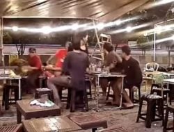 Terekam Kamera dan Viral, Mobil Ngebut Tabrak Warung dan Motor di Jakarta Pusat