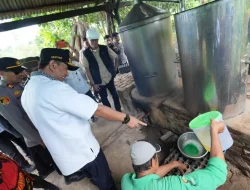 Tinjau Penyulingan Minyak Kayu Putih di Gowa, Pj Gubernur Bahtiar: Salah Satu Peluang Lagi Bagi Kita
