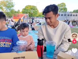 Momen Lucu! Rayyanza Duduk Disamping Pratama Arhan Sambil Makan, Sus Rini: Biar Bisa Main Bola Kayak Om Arhan