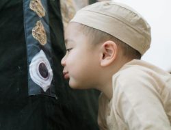 Bakal Ditinggal Orang Tuanya Naik Haji, Cipung Justru yang Paling Semangat Lempar Jumroh dan Cium Hajar Aswad